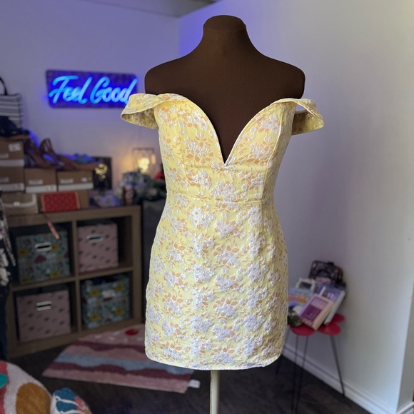 LULU’S Floral Mini Party Dress Cold Shoulders & Zip-Up back - Picture 2 of 5